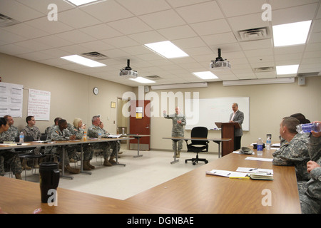 Le colonel Lisa Doumont, commandant de détachement 7, 3ème commande (Médical) de soutien au déploiement de poste de commandement opérationnel (avant), introduit le Dr Steven Bucci, directeur de l'Allison Centre d'études des politiques étrangères à la Heritage Foundation, 16 octobre. Le 'Det Banque D'Images