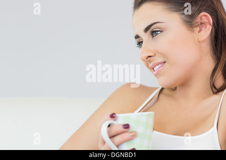 Young woman holding a cup Banque D'Images