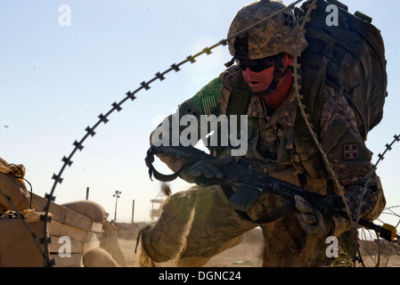 Un soldat avec le 1st Armored Brigade Combat Team, 4e Division d'infanterie, se déplace sous le feu au cours d'essais sur le terrain par les experts de Badge médicale aujourd'hui au Camp Buehring, le Koweït. La 1ère ABCT organisé la formation avec l'appui du Centre de l'armée américaine. Banque D'Images