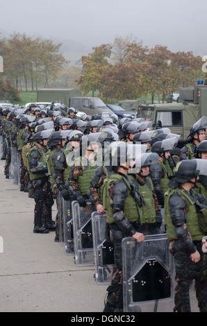 Des soldats de la KFOR et les membres de l'État de droit au Kosovo (EULEX) a mené différentes voies de formation au Camp Vrelo 15 octobre dans le cadre de la 3-day "Sabre" d'argent l'exercice de formation visant à améliorer les capacités de contrôle de foule et l'émeute et deve Banque D'Images