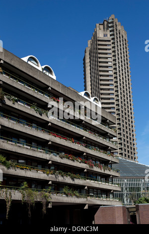 Gilbert House & Cromwell Tower, immeubles, Barbican Centre, Londres, Royaume-Uni. Banque D'Images