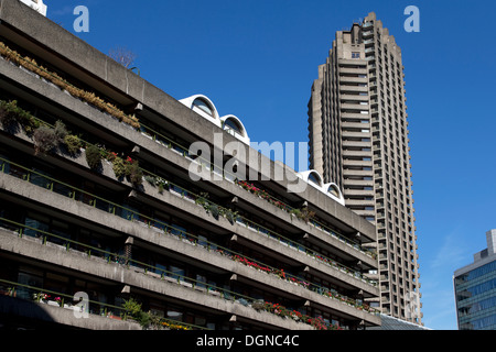 Gilbert House & Cromwell Tower, immeubles, Barbican Centre, Londres, Royaume-Uni. Banque D'Images