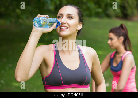 Cute fit woman wearing sportswear l'eau potable Banque D'Images