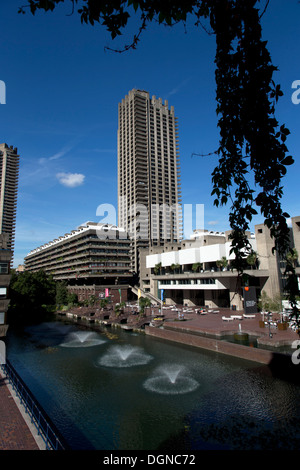 Defoe House & Shakespeare Tower, immeubles, Barbican Centre, Londres, Angleterre, Royaume-Uni. Banque D'Images