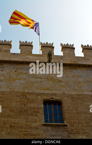 Lonja de la Seda de Valence en Espagne et le drapeau de valence. L'échange de la soie Banque D'Images