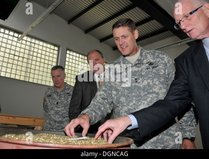 Le major-général John R. O'Connor, le général commandant de la 21e Commandement de soutien de théâtre, examine des granules de cuivre qui ont été ventilés par un granulateur laiton machine au cours d'une visite à l'Europe à l'Centre de munitions Miesau Army Depot 17 oct. T Banque D'Images