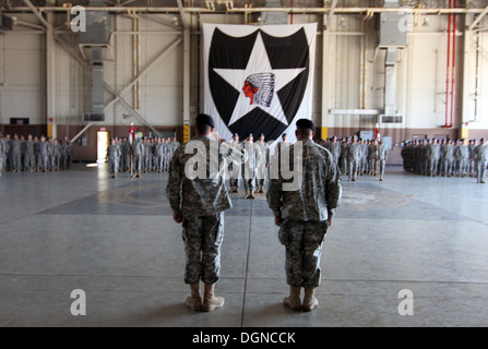 Le commandant du 4e Escadron de reconnaissance d'attaque, 6e régiment de cavalerie, le Lieutenant-colonel Brian Watkins, salue le commandant des troupes, le Major Ryan Guthrie, à l'issue de la cérémonie d'uncasing 18 octobre au Camp Humphreys. Banque D'Images