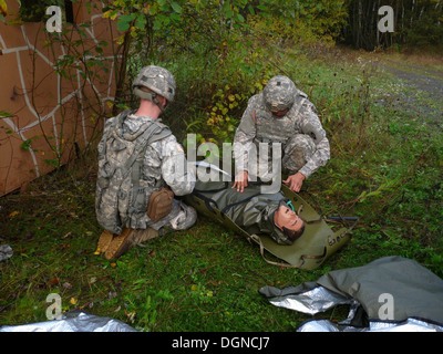 Les soldats de la 10e armée de l'air et commande de défense antimissile préparer une victime simulée pour le transport au cours d'un exercice d'entraînement à