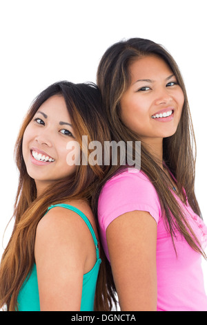 Deux belles jeunes filles posant pour l'appareil photo Banque D'Images