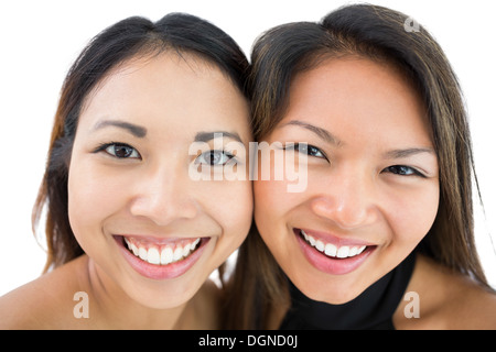 Deux sœurs happy smiling at the camera Banque D'Images