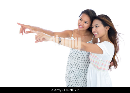 Deux jolies jeunes femmes asiatiques pointant Banque D'Images