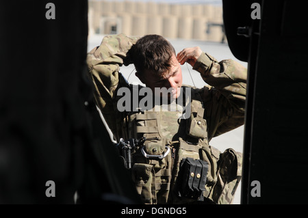 Le Sgt. Jason Dirigeants, un Black Hawk UH-60M chef d'équipage de l'hélicoptère à partir de la 2e Bataillon (assaut), 10e Brigade d'aviation de combat, prepar Banque D'Images