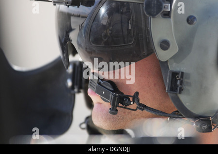 La réflexion d'un Black Hawk UH-60M hélicoptère est vu sur le pare-soleil de Pvt. 2e classe Nicolai Myers, chef d'équipe du 2e bat Banque D'Images