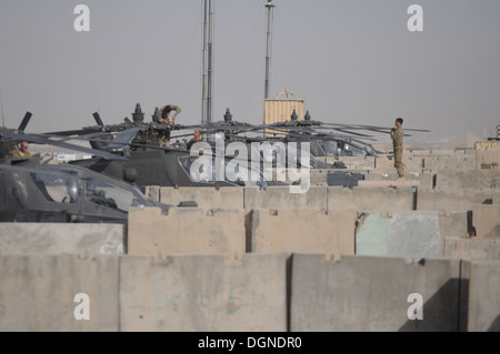 L'équipage de l'hélicoptère Apache AH-64 chefs servant sous le 2e Bataillon (assaut), 10e Brigade d'aviation de combat, effectuent l'entretien Banque D'Images