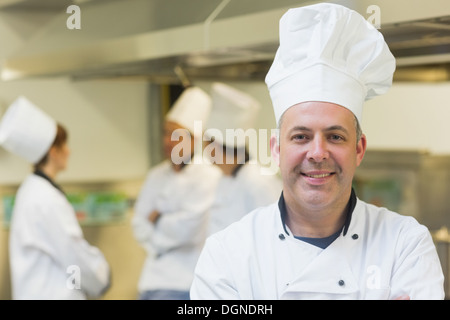 Mâle mature chef posing in a Kitchen Banque D'Images