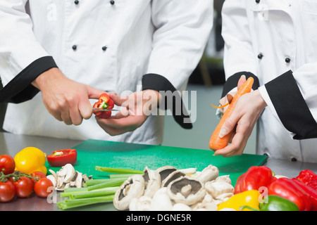 Close up de deux chefs préparer les légumes Banque D'Images