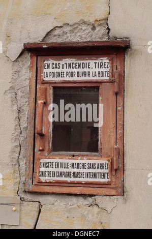 Inscrivez-vous sur détection incendie monté sur un mur dans une rue française. Banque D'Images