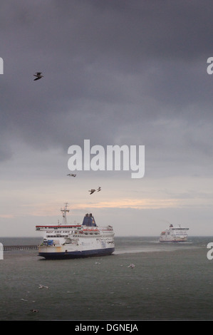 Car-ferries traversant le canal près de Calais, France Banque D'Images