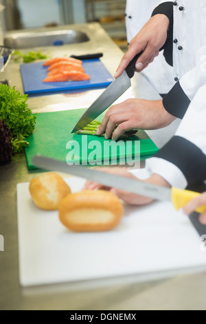 Close up de chefs des petits pains en tranches et asperges Banque D'Images