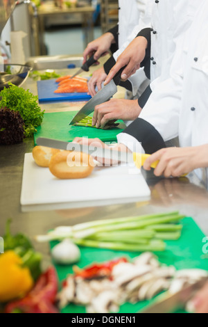 Close up de chefs des petits pains en tranches de saumon et d'asperges Banque D'Images