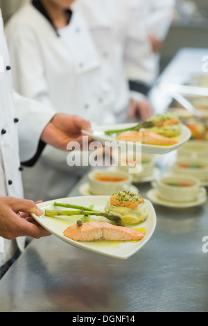 Chef holding salmon dish Banque D'Images