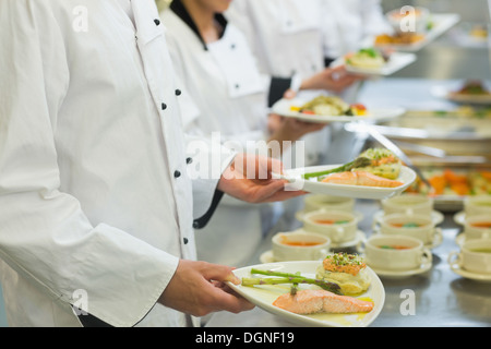 Chef holding de saumon Banque D'Images