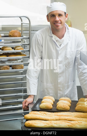 Young male baker debout dans une cuisine Banque D'Images