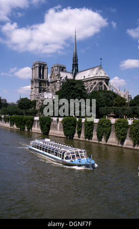 Excursion en bateau sur la Seine passe Notre Dame de Paris, France Banque D'Images