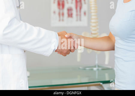 Close up of doctor shaking hands with patient Banque D'Images