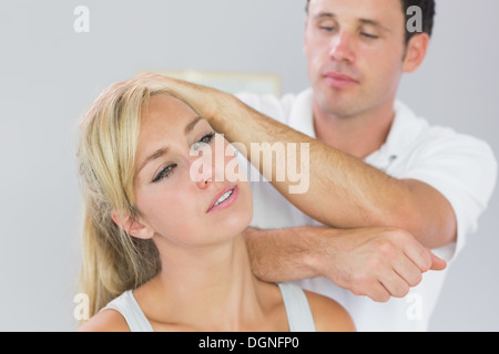 Bon à la physiothérapeute le massage du cou chez les patients avec raccord coudé Banque D'Images