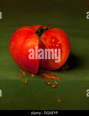 Tranches de tomate sur fond vert Banque D'Images