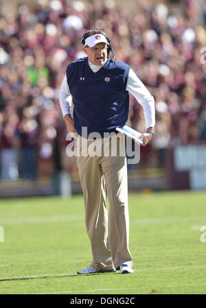 College Station, Texas, USA. 19 Oct, 2013. 19 octobre 2013 : l'entraîneur-chef des Tigres Auburn Gus Malzahn sur le terrain au cours de la NCAA football match entre l'Auburn Tigers et de l'Université Texas A&M Aggies à Kyle Field Stadium de College Station, Texas. Auburn gagne contre Texas A&M, 45-41. © csm/Alamy Live News Banque D'Images