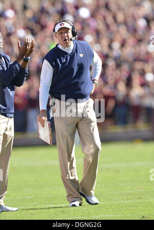 College Station, Texas, USA. 19 Oct, 2013. 19 octobre 2013 : l'entraîneur-chef des Tigres Auburn Gus Malzahn sur le terrain au cours de la NCAA football match entre l'Auburn Tigers et de l'Université Texas A&M Aggies à Kyle Field Stadium de College Station, Texas. Auburn gagne contre Texas A&M, 45-41. © csm/Alamy Live News Banque D'Images