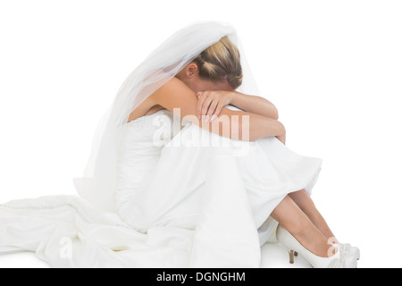 Malheureux blonde bride sitting on floor Banque D'Images