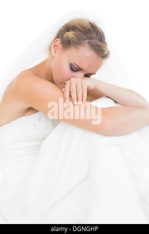 Troublé blonde bride sitting on floor Banque D'Images