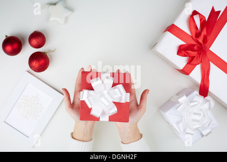 Image de boîte occupés par des femmes présente de noël entourée par d'autres Banque D'Images