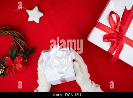 Image de boîte occupés par des femmes dans les gants entouré par d'autres symboles de Noël Banque D'Images