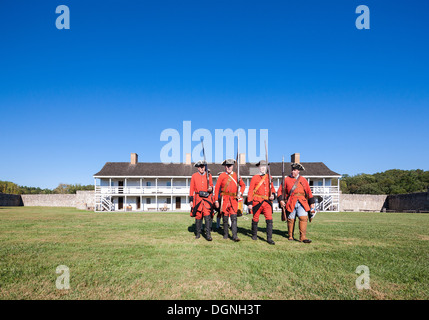 La vie quotidienne au xviiie siècle historique de Fort Frederick dans le Maryland. Les bénévoles mars avec uniforme d'époque et des mousquets. Caserne de l'Est. Banque D'Images