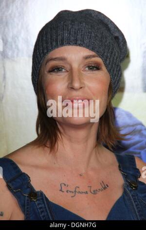Los Angeles, Californie, USA. 23 Oct, 2013. Georgina Cates arrive à la Los Angeles Première de ''Jackass presents : Bad Grandpa'' tenue à Théâtre chinois de Grauman Octobre 23, 2013 Los Angeles, Californie.USA Crédit : TLeopold ZUMAPRESS.com/Alamy/Photos/Globe Live News Banque D'Images