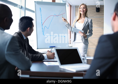 Professeur de parler à des gens d'affaires au séminaire Banque D'Images