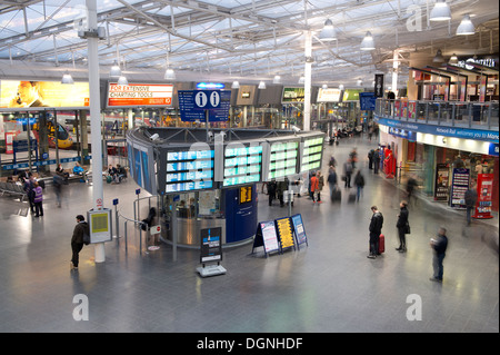 L'intérieur de hall de la gare Manchester Piccadilly au cours de la soirée. Banque D'Images