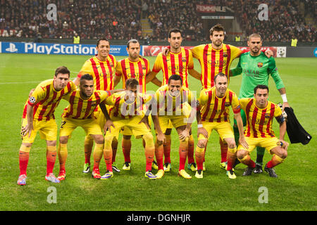 Milan, Italie. 22 octobre, 2013. Groupe de l'équipe de Barcelone line-up / Football : l'équipe de football de Barcelone (groupe Haut L-R) Adriano, Javier Mascherano, Sergio Busquets, Gerard Pique, Victor Valdes, Bas (L-R) Lionel Messi, Daniel Alves, Neymar, Alexis Sanchez, Andres Iniesta et Xavi avant la Ligue des Champions Groupe H match entre l'AC Milan 1-1 FC Barcelone au Stadio Giuseppe Meazza de Milan, Italie . © Enrico Calderoni/AFLO SPORT/Alamy Live News Banque D'Images