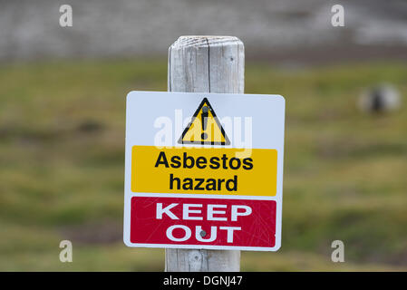 Panneau d'avertissement "danger Amiante - conserver hors' à la station baleinière, Stromness Stromness Bay, Géorgie du Sud et Sandwich du Sud Banque D'Images