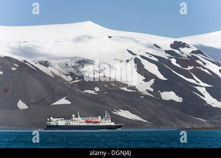 Mme National Geographic Explorer, expedition cruise ship, Deception Island, Îles Shetland du Sud, Péninsule Antarctique Banque D'Images