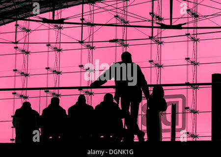 Silhouettes d'attente pour les trains de voyageurs dans le bâtiment de la gare principale, rétroéclairé, Berlin Banque D'Images