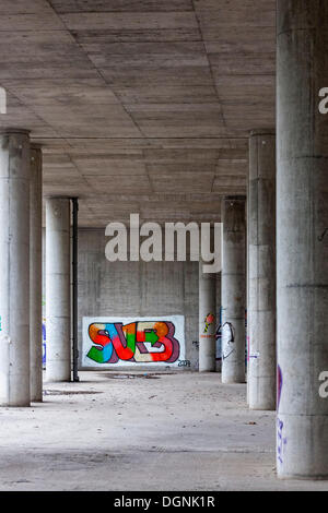 Piliers de pont en béton d'un pont ferroviaire, graffiti, Berlin, Allemagne Banque D'Images