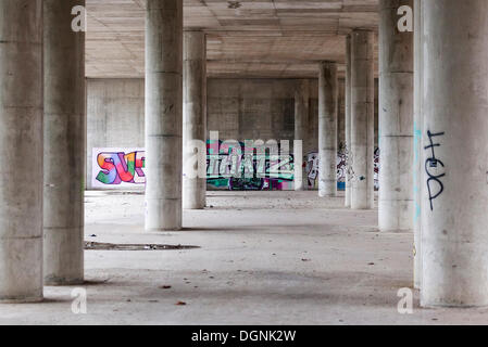 Piliers de pont en béton d'un pont ferroviaire, graffiti, Berlin, Allemagne Banque D'Images