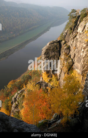 Vue vers l'Elbe de la Bastei, des montagnes de grès de l'Elbe, la Suisse Saxonne, Saxe Banque D'Images