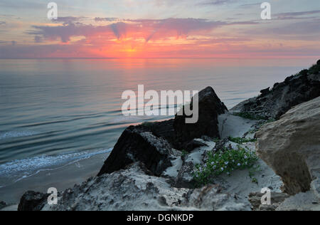 Coucher du soleil et près de falaise côtière Rubjerg Knude, d'un décalage de la dune au Danemark, Europe Banque D'Images