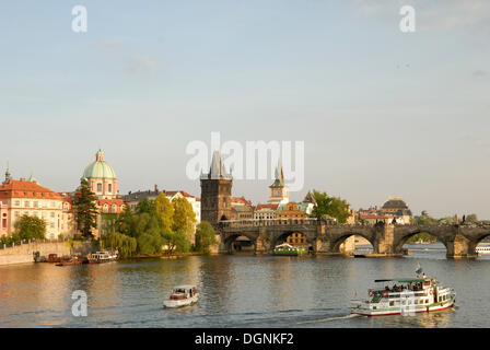 Vue sur la Vltava, sur le Pont Charles, la vieille ville, site du patrimoine mondial de l'UNESCO, Prague, République Tchèque, Europe Banque D'Images